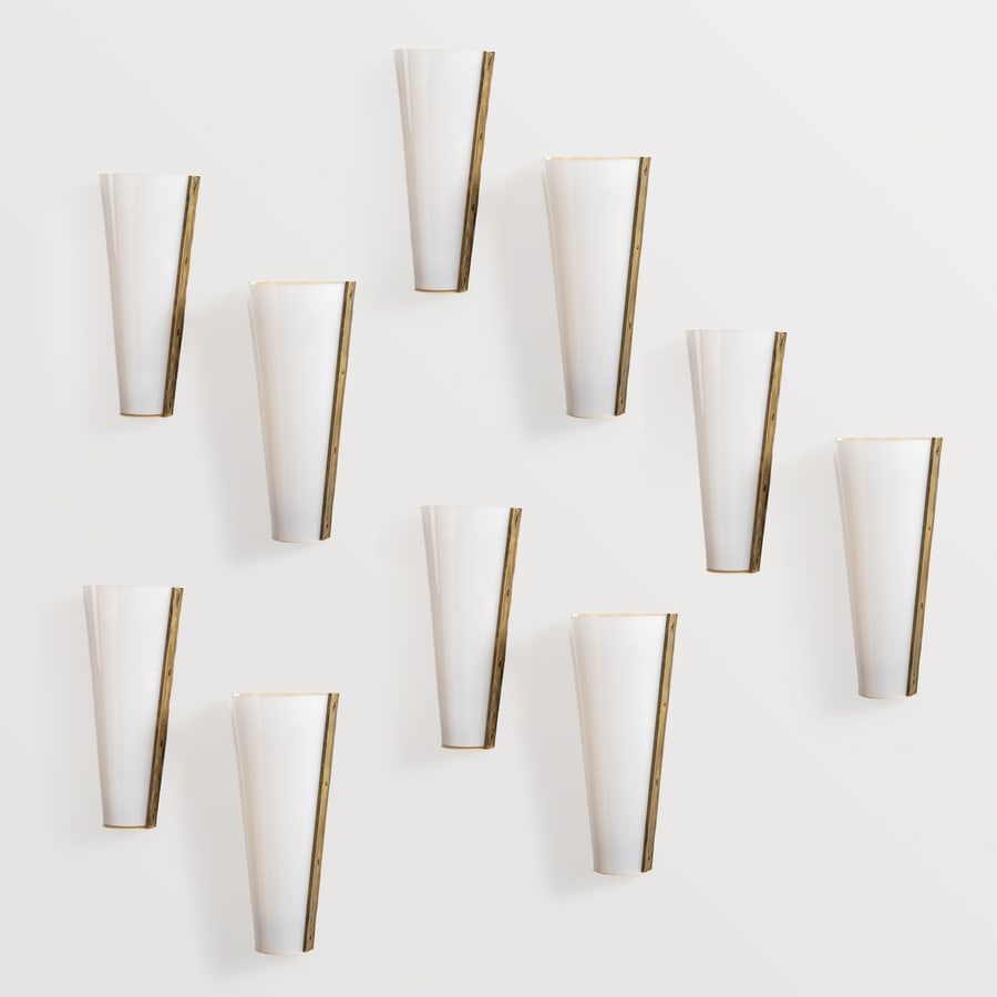 MANIFATTURA ITALIANA: Dieci lampade da parete. Alluminio verniciato, ottone, plexiglass opalino. Italia anni '60. cm 52x23,5x13,5 TEN ITALIAN WALL LIGHTS Buone condizioni generali. Piccole righe, leggeri graffi, normali