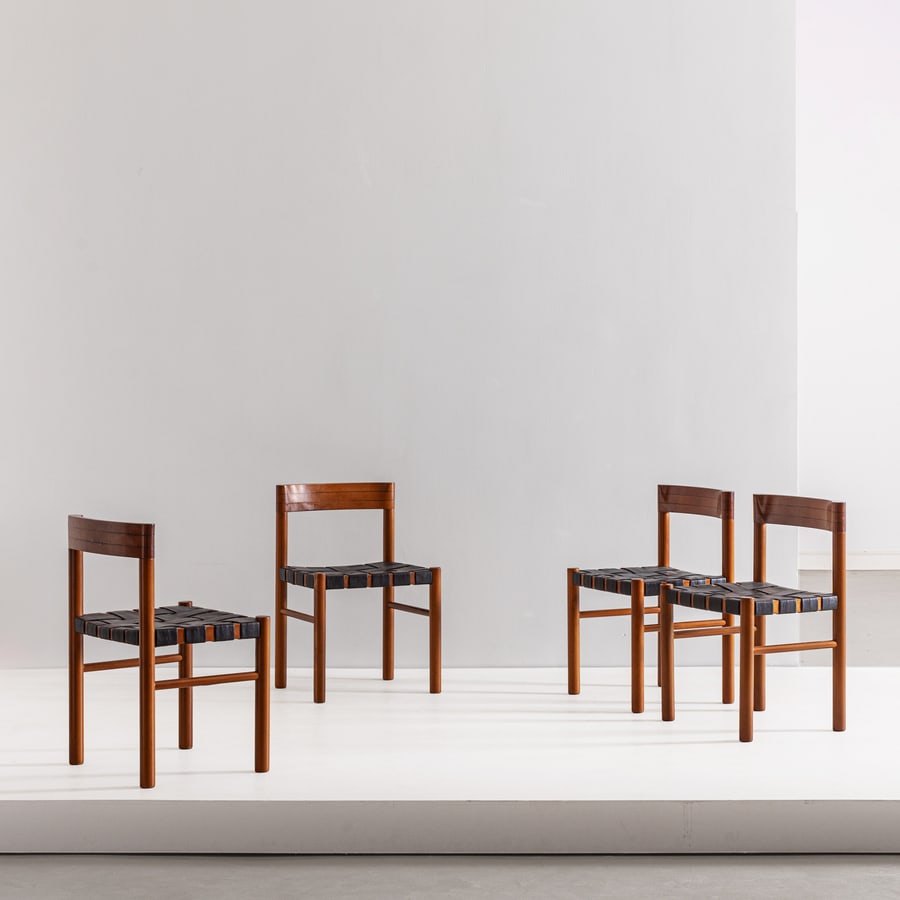 MANIFATTURA ITALIANA: Quattro sedie. Legno di teak, cuoio intrecciato. Italia anni '60. cm 77x51x50 FOUR ITALIAN CHAIRS Buone condizioni generali. Piccole righe, leggeri graffi, normali segni di usura. Piccole mancanze,