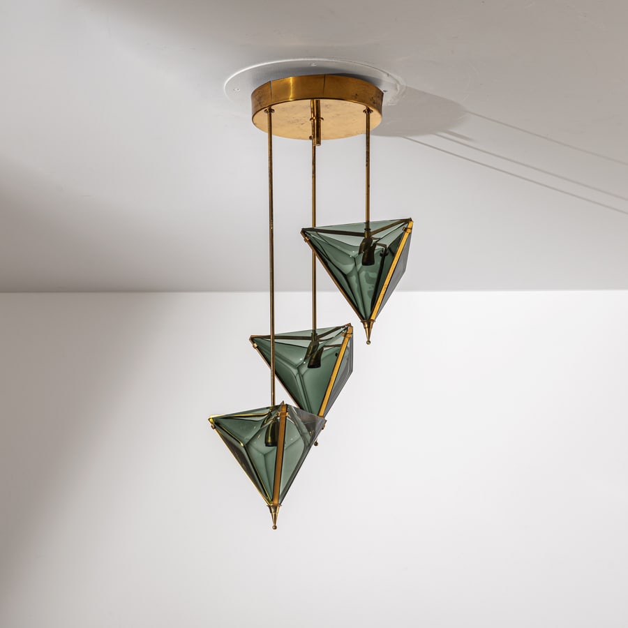 MANIFATTURA ITALIANA: Lampada a sospensione. Metallo dorato, vetro molato e colorato. Italia anni '70 cm 93x40x40 AN ITALIAN CEILING LAMP Buone condizioni generali. Piccole righe, leggeri graffi, normali segni di usura.