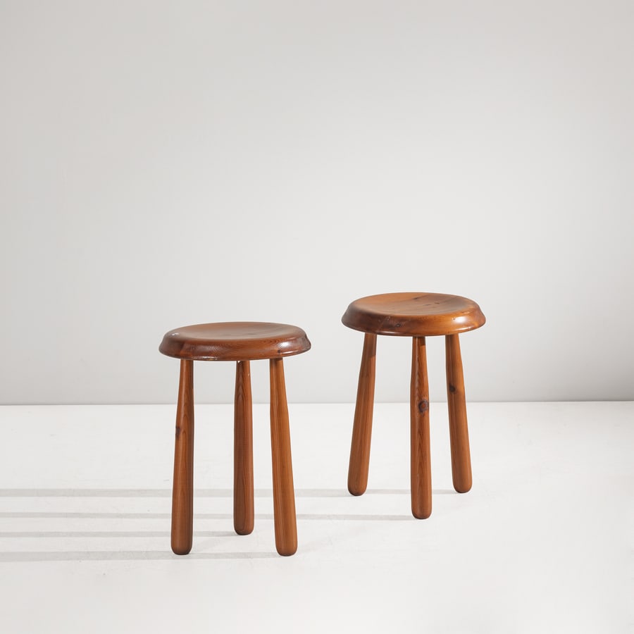 MANIFATTURA ITALIANA: Coppia di sgabelli. Legno massello. Italian anni '60. cm 48x33x33 A PAIR OF ITALIAN OTTOMANS Buone condizioni generali. Piccole righe, leggeri graffi, normali segni di usura. Piccole mancanze