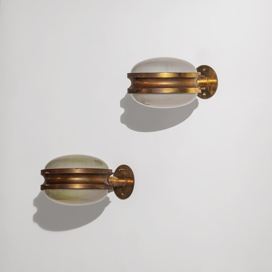 SERGIO MAZZA: Coppia di lampade da parete mod. Gemma. Ottone, vetro pressato. Produzione Artemide anni '60. cm 12x20x28 A PAIR OF WALL LIGHTS BY S. MAZZA Domus 366, maggio 1960, p. 46; Catalogo Artemide 1969, p. 41