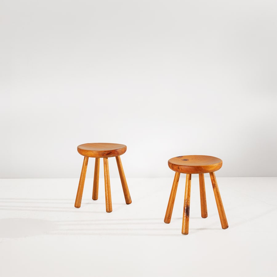 MANIFATTURA ITALIANA: Coppia di sgabelli rustici. Legno massello. Italia, anni '60 cm46x36x36 A PAIR OF ITALIAN STOOLS Buone condizioni generali. Piccole righe, leggeri graffi, normali segni di usura. Piccole mancanze