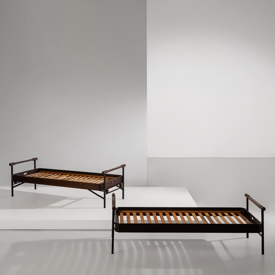 OSVALDO BORSANI: Due letti mod. L 75. Multistrato curvato impiallacciato, legno tornito, acciaio. Produzione Tecno 1963 ca. cm 65x207x90 TWO BEDS BY O. BORSANI G. Bosoni, Osvaldo Borsani architetto, designer, imprendi
