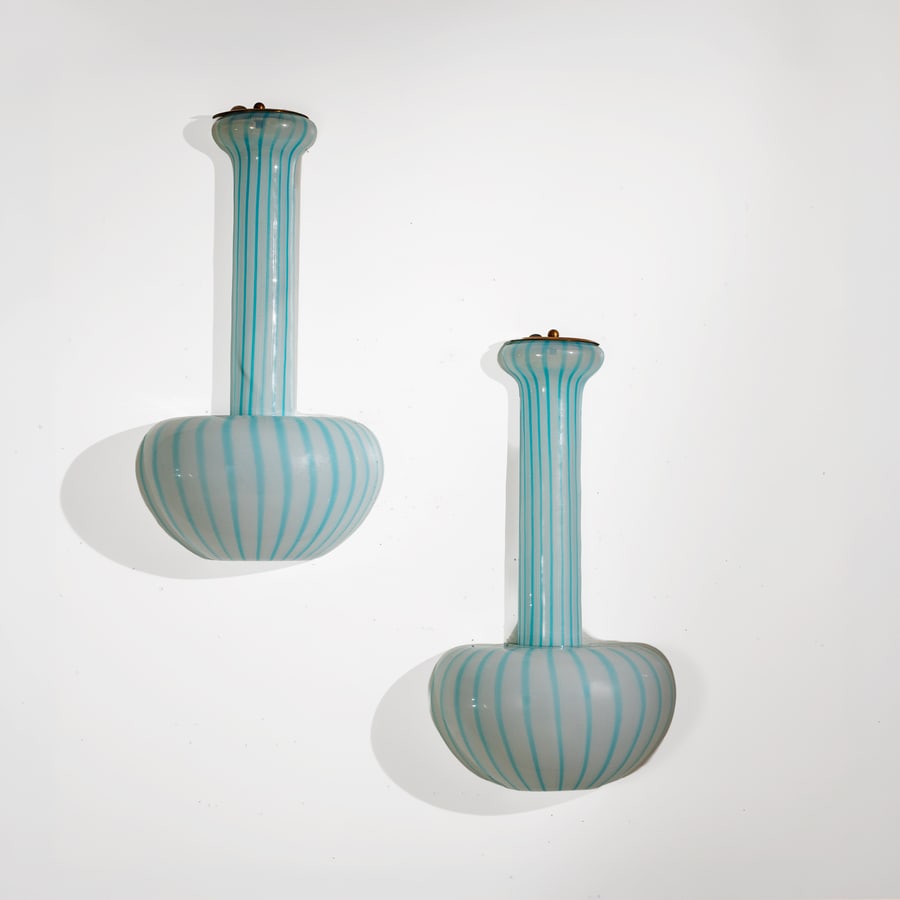 SALVIATI: Coppia di lampade da parete. Metallo verniciato, vetro soffiato con inclusione di canne colorate, ottone. Produzione Salviati anni '70. cm 75x40x22ù A PAIR OF WALL LIGHTS BY SALVIATI Buone condiz