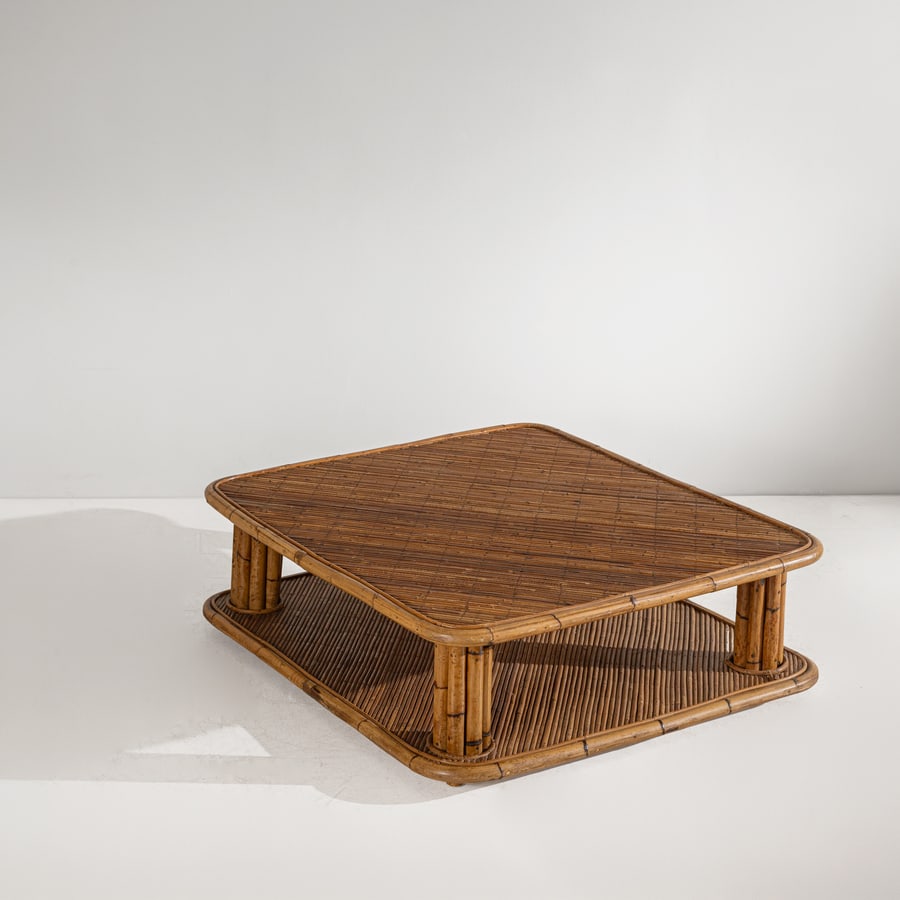 VIVAI DEL SUD: Tavolino da centro. Bamboo. Italia anni '70. cm 39x127x116 A LOW TABLE BY VIVAI DEL SUD Buone condizioni generali. Piccole righe, leggeri graffi, normali segni dovuti all'uso quotidiano. Nel piano