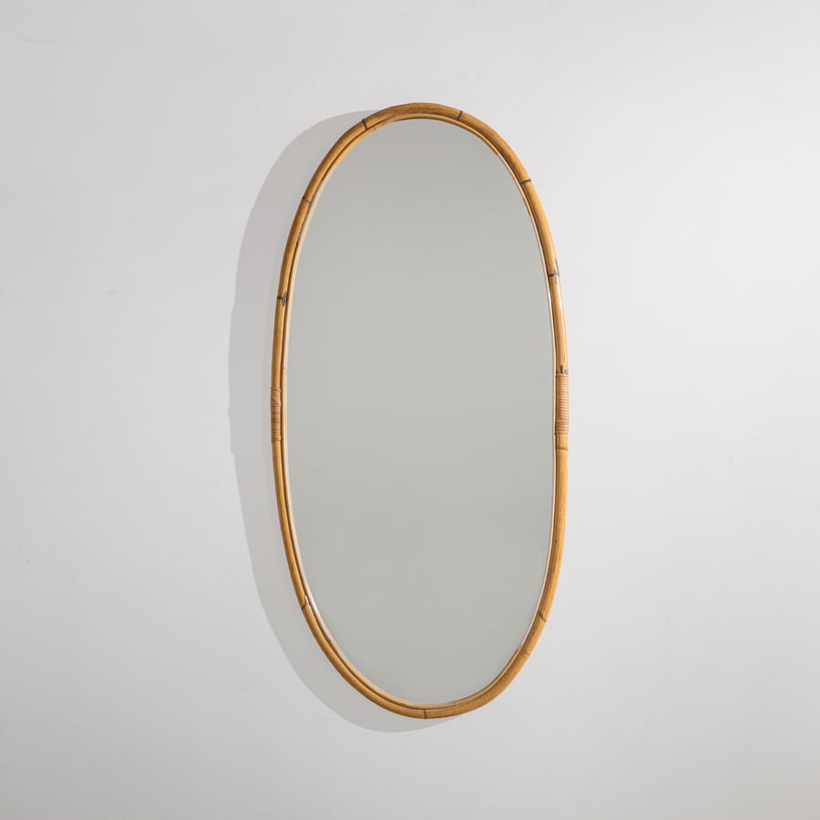 MANIFATTURA ITALIANA: Grande specchio ovale. Bamboo, cristallo specchiato. Italia anni '70. cm 170x80x3 ca. AN ITALIAN MIRROR Buone condizioni generali. Piccole righe, leggeri graffi, normali segni di usura. Ottone in