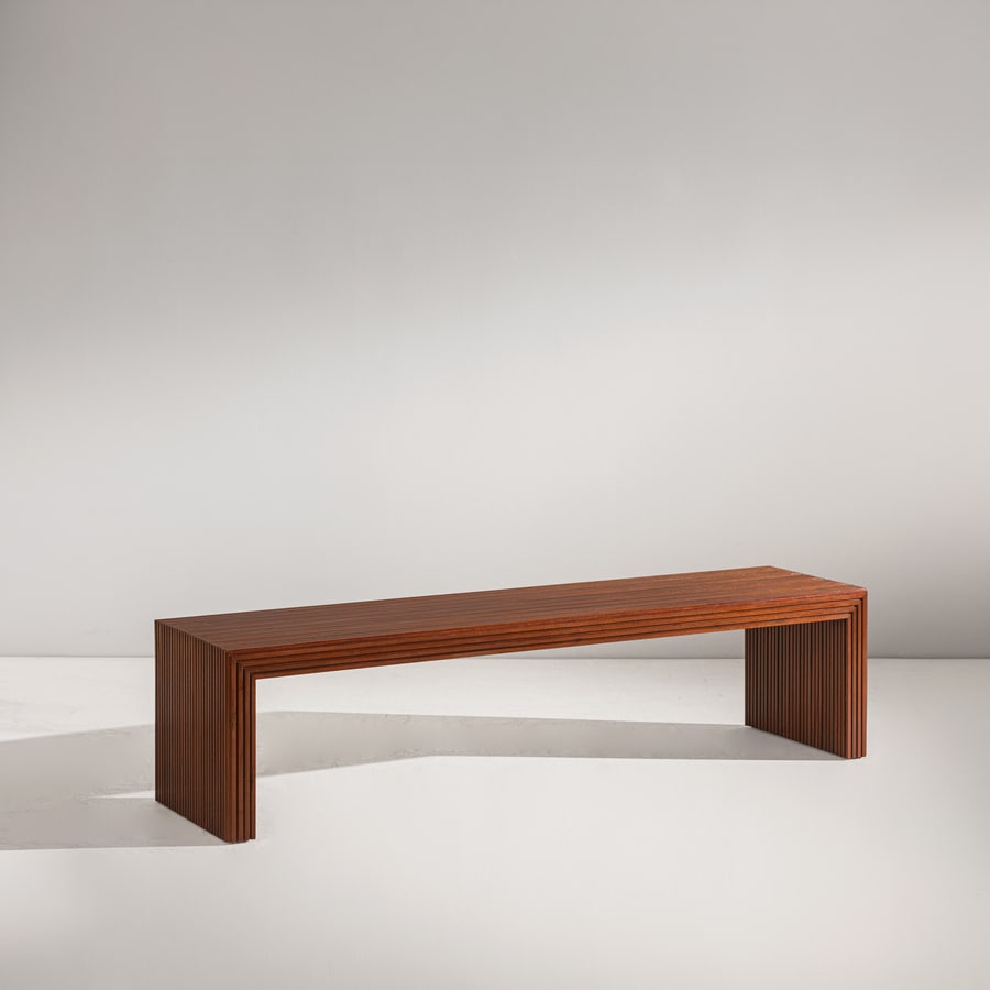 MANIFATTURA ITALIANA: Panca. Legno grissinato. Italia anni '40. cm 40x163,5x41,5 AN ITALIAN BENCH Buone condizioni generali. Piccole righe, leggeri graffi, normali segni di usura. Struttura in legno recentemente
