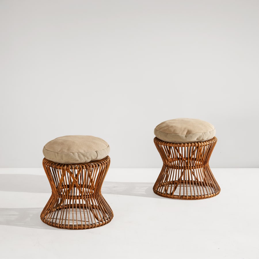 TITO AGNOLI (ATTRIB. A): Coppia di sgabelli. Canna d'India, midollino intrecciato, tessuto imbottito. Italia, anni '60. cm 53x45x45 A PAIR OF STOOLS ATTRIBUTED TO T. AGNOLI Discrete condizioni generali. Righe, leggeri