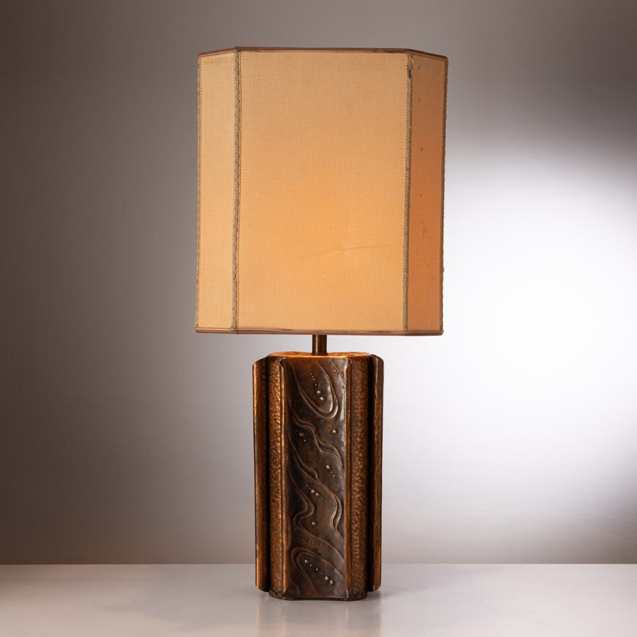 ANGELO BRAGALINI (ATTRIB. A): Lampada da tavolo. Rame sbalzato, tessuto. Italia anni '50. cm 50x20x20 A TABLE LAMP ATTRIBUTED TO A. BRAGALINI Buone condizioni. Righe, graffi segni di usura. Ossidazione, trascurabili deformazioni, 