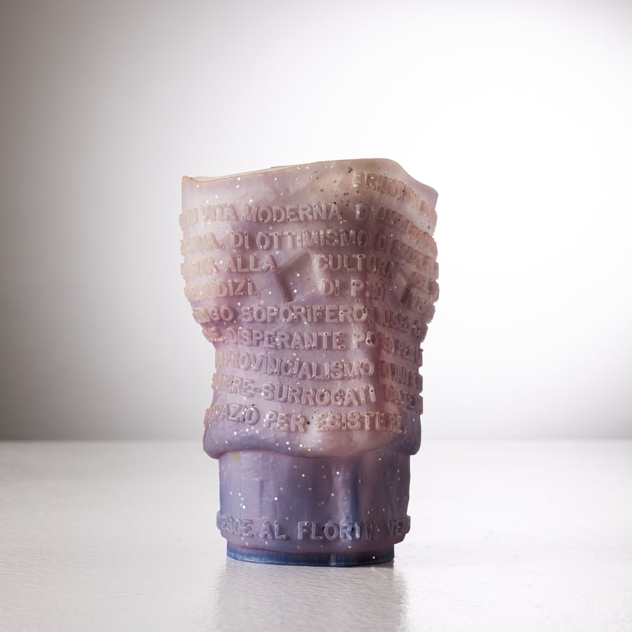 GAETANO PESCE: Vaso. Resina stampata. Italia anni '90. cm 15x12x10 A VASE BY G. PESCE Condizioni molto buone, righe graffi, aloni.