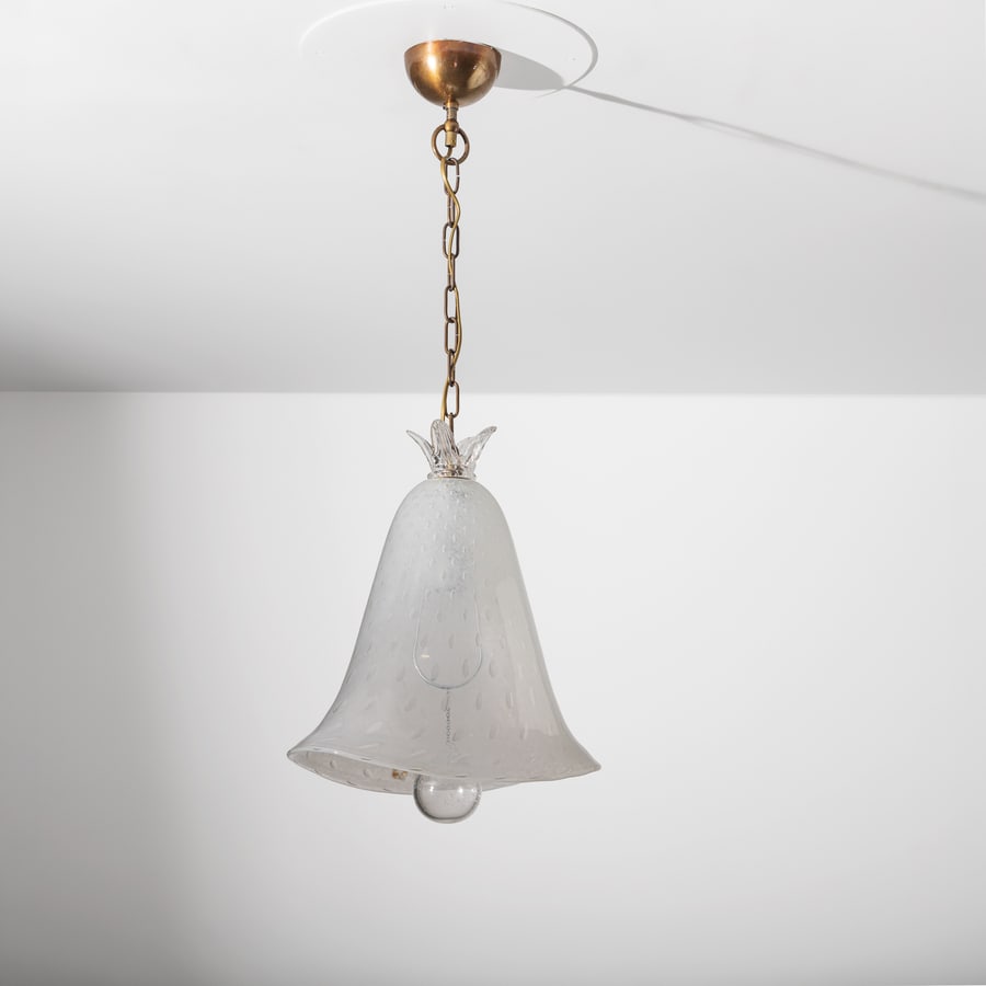 BAROVIER: Lampada a sospensione. Vetro bulicante lavorato a caldo, ottone, metallo cromato. Produzione Barovier & Toso anni '80. cm 90x40x25 ca A CEILING LAMP BY BAROVIER Buone condizioni generali. Piccole righ