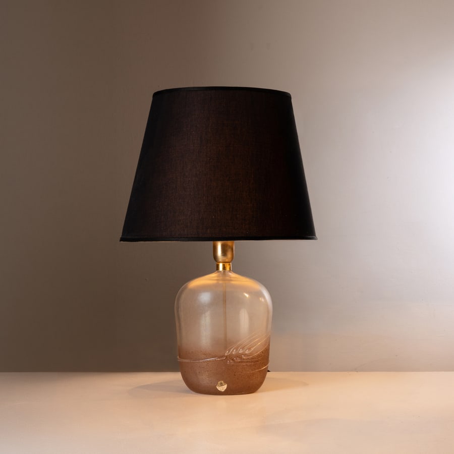 MARIO PINZONI: Lampada da tavolo. Vetro lavotaro a caldo, ottone, tessuto. Produzione Seguso v Vetri d'Arte anni '70. Bollino Seguso applicato. senza paralume cm 33x20x13 A TABLE LAMP BY M. PINZONI Buone condizioni 