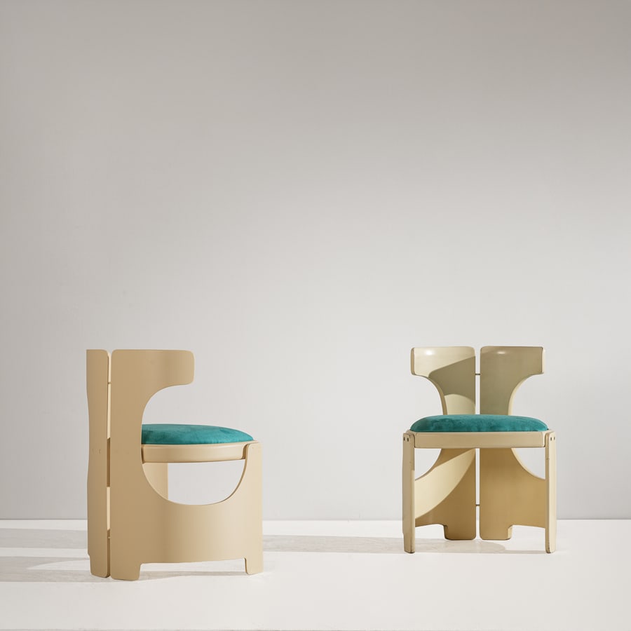 ALESSIO MAFFII: Coppia di sedie Space Age. Legno laccato, metallo, tessuto imbottito. Italia anni '70. cm 68x53x45 A PAIR OF CHAIRS BY A. MAFFII Buone condizioni generali. Piccole righe, leggeri graffi, normali segni