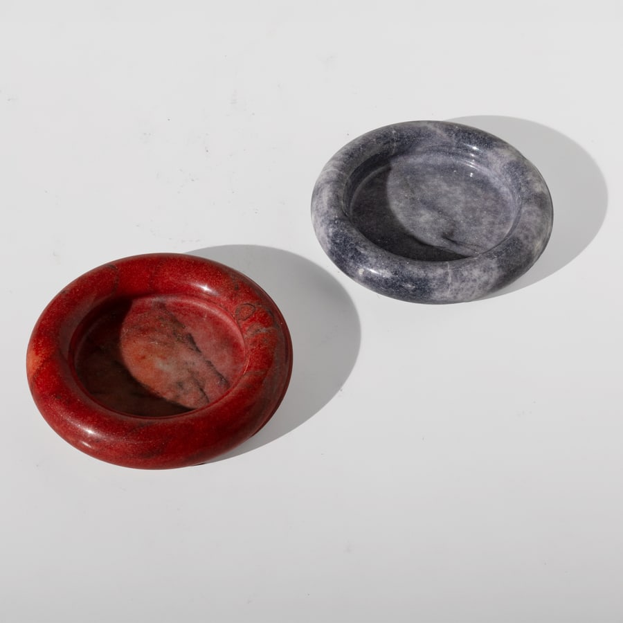 GIUSTI-DI ROSA: Due svuota tasche. Marmo tornito. Produzione Up&Up anni '70. Etichetta del produttore cm 2x20x20 TWO SMALL BOWLS BY GIUSTI DI ROSA Buone condizioni generali. Piccole righe, leggeri graffi, normali