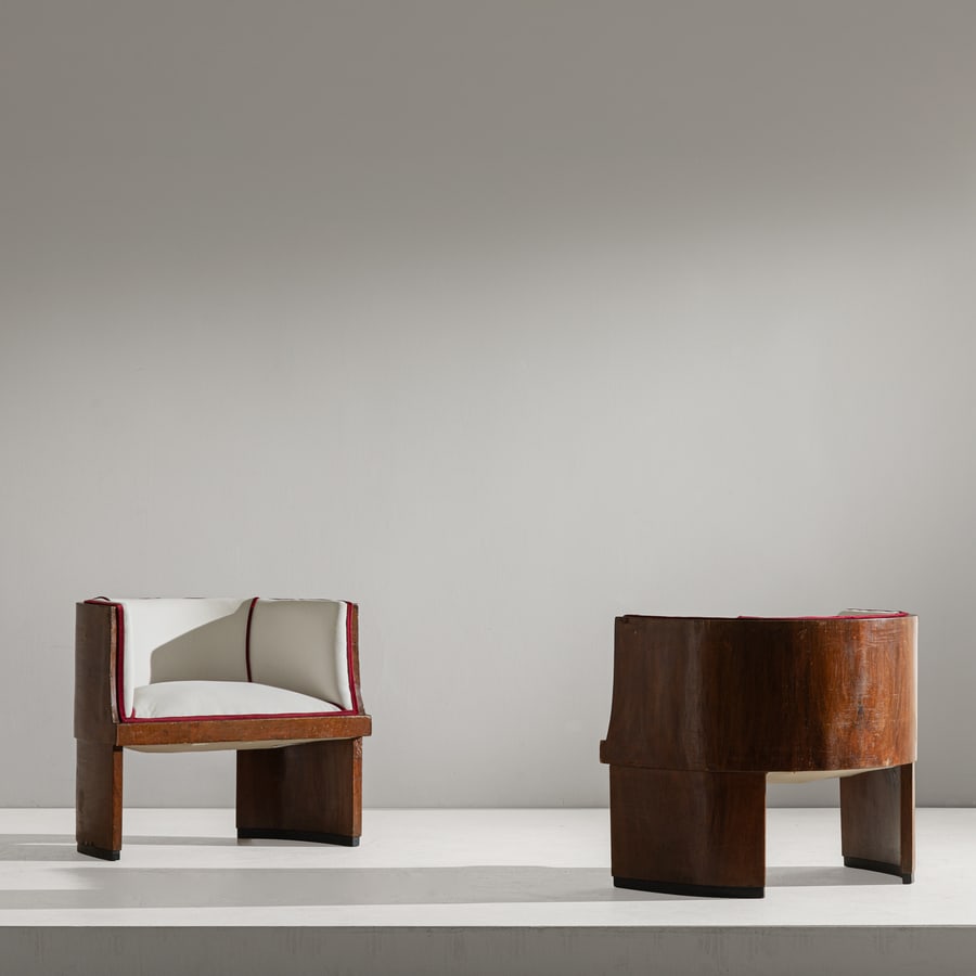 MANIFATTURA ITALIANA: Coppia di poltrone a pozzetto. Legno, tessuto imbottito. Italia anni '30. cm 58x62x47 A PAIR OF ITALIAN ARMCHAIRS Buone condizioni generali. Righe, graffi, normali segni di usura. Mancanze