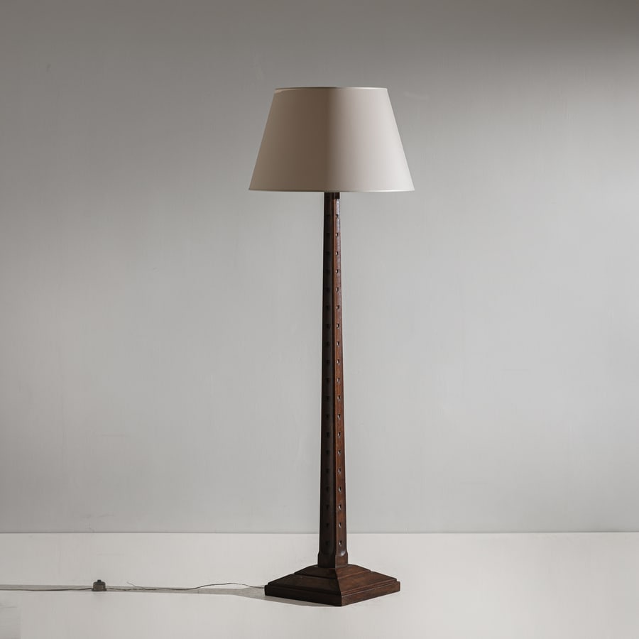 MANIFATTURA ITALIANA: Lampada da terra. Legno lavorato, ottone, alluminio verniciato. Italia anni '40. cm 183x36x36 AN ITALIAN FLOOR LAMP Buone condizioni generali. Piccole righe, leggeri graffi, normali segni di usura.