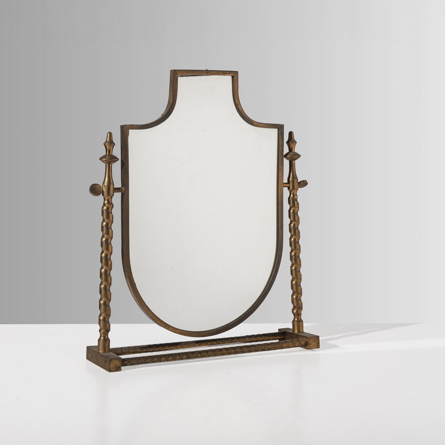 MANIFATTURA ITALIANA: Specchio da tavolo. Ottone, cristallo specchiato. Italia anni '50 cm 56,5x45x12 AN ITALIAN TABLE MIRROR Buone condizioni generali. Piccole righe, leggeri graffi, normali segni di usura. Ottone in pati