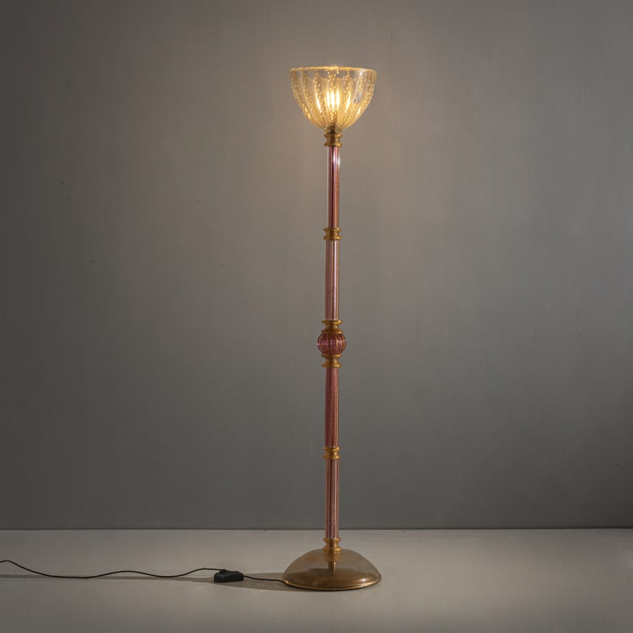 BAROVIER & TOSO: Lampada da terra. Vetro sommerso, ottone. Produzione Barovier & Toso anni '80. cm 193x32x32 A FLOOR LAMP BY BAROVIER & TOSO Buone condizioni. Piccole righe, normali segni di usura, lieve ossidazione. 