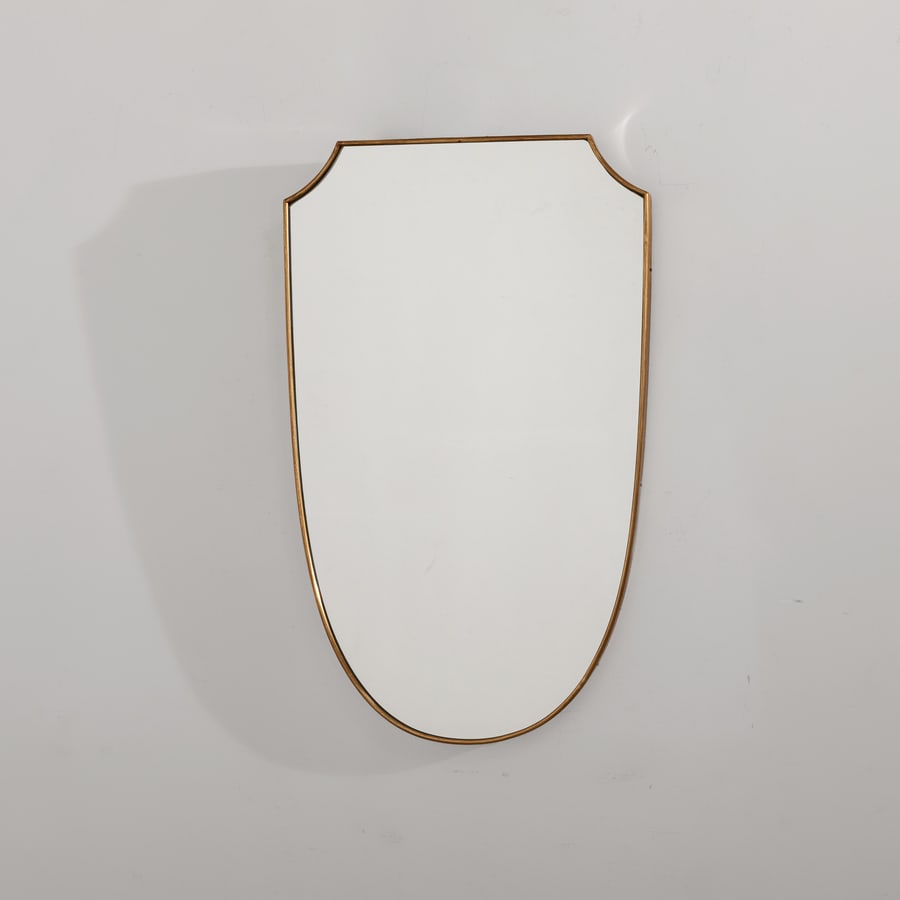 MANIFATTURA ITALIANA: Specchio. Legno, ottone, cristallo specchiato. Italia anni '50 cm 75x47 AN ITALIAN MIRROR Buone condizioni generali. Piccole righe, leggeri graffi, normali segni di usura. Piccole mancanze
