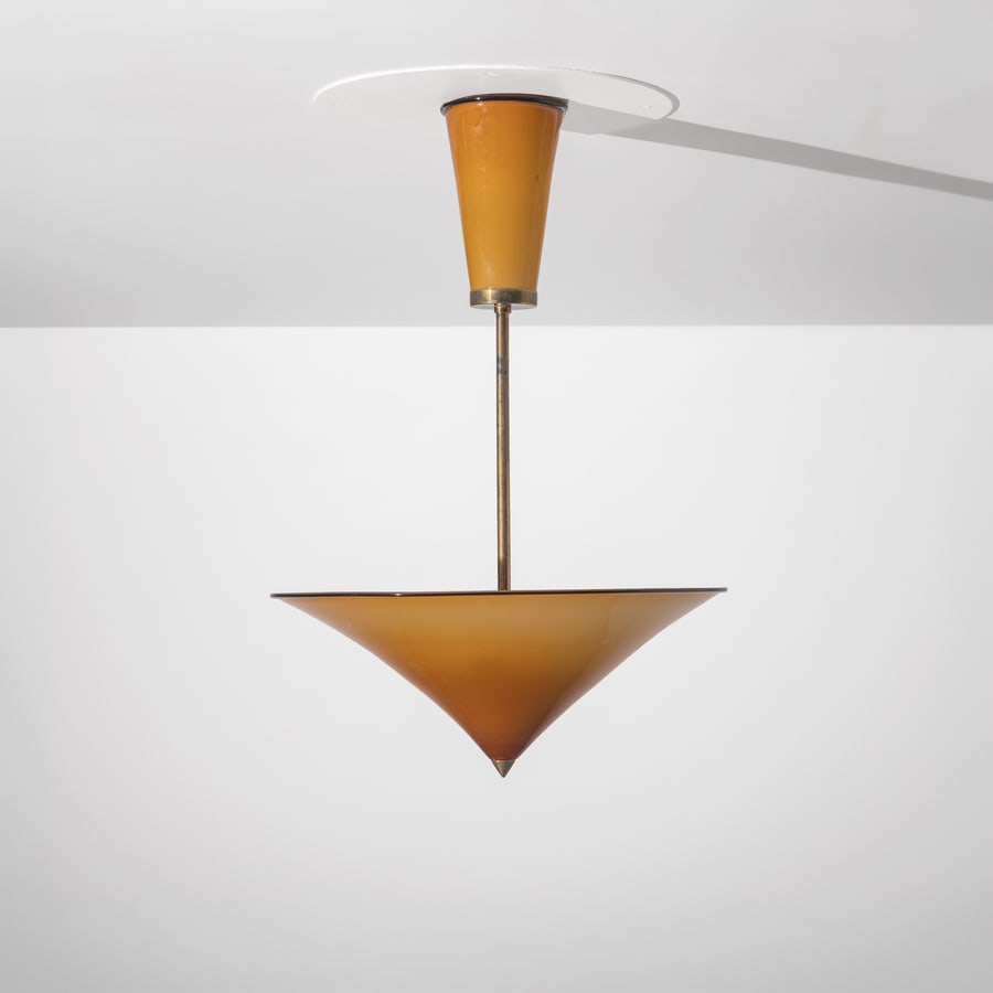 M.V.M CAPPELLIN (ATTRIB. A): Lampada a sospensione. Ottone, vetro incamiciato con applicazioni di pasta di vetro. Murano, anni ' 30. cm 70x50 circa. A CEILING LAMP ATTRIBUTED TO M.V.M CAPPELLIN Buone condizioni generali. Segni di