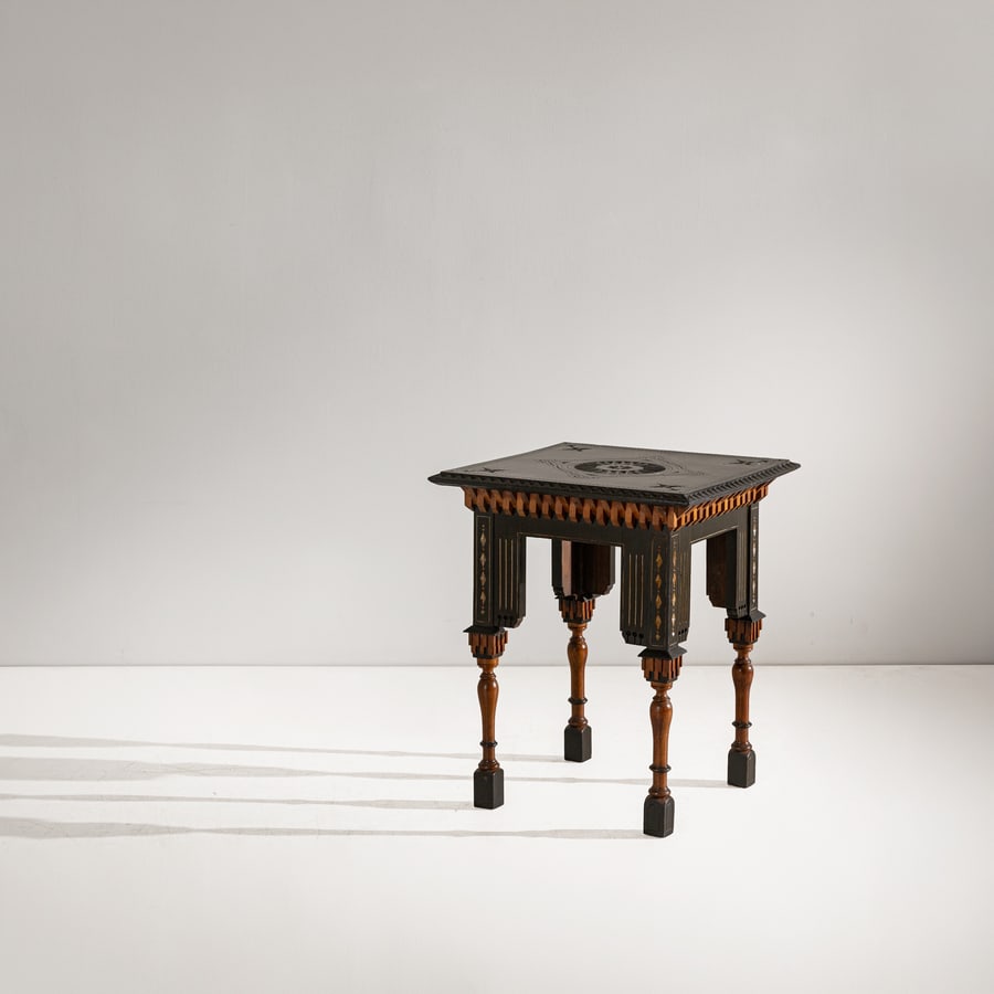 CARLO BUGATTI (ATTRIB. A): Tavolo basso. Legno ebanizzato, essenze varie, legno di cilegio tornito, metallo. Italia inizi del XX secolo. cm 70x58x58 AN OCCASIONAL TABLE ATTRIBUTED TO C. BUGATTI Buone condizioni. Piccole righe,