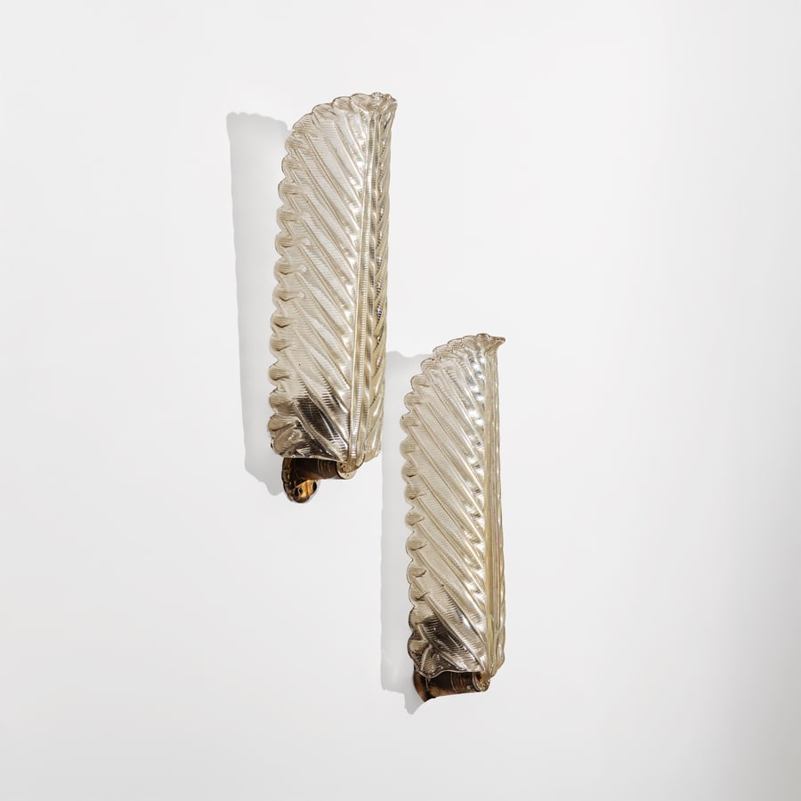 MANIFATTURA MURANESE: Coppia di lampade da parete. Ottone, vetro stampato lavorato a caldo. Murano anni '50. cm 35x13x11 ca A PAIR OF MURANO GLASS WALL LIGHTS Buone condizioni generali. Piccole righe, leggeri graffi, norma