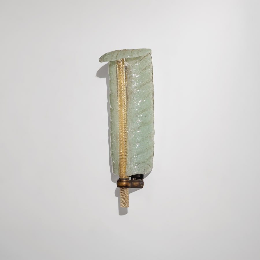 ERCOLE BAROVIER: Lampada a parete. Ottone, vetro lavorato a caldo. Produzione Barovier & Toso, anni '30. cm 45x19x7 ca. A WALL LAMP BY E. BAROVIER Buone condizioni generali. Piccole righe, leggeri graffi, normali segn