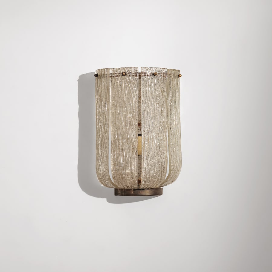 ERCOLE BAROVIER: Lampada a parete. Ottone, vetro lavorato a caldo. Produzione Barovier & Toso, anni '30. cm 39x27x14 A WALL LAMP BY E. BAROVIER Buone condizioni generali. Piccole righe, leggeri graffi, normali segni d