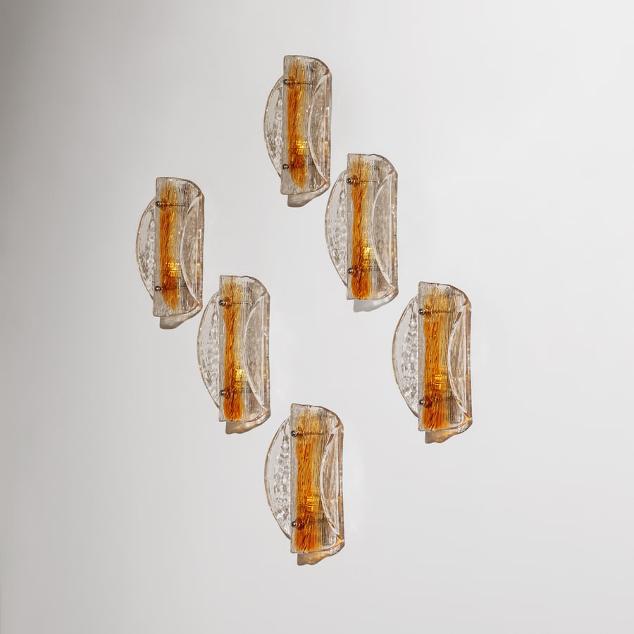 MAZZEGA: Sei lampade da parete. Metallo cromato, vetro stampato. Produzione AV Mazzega, fine anni '60. cm 20x11x5 SIX WALL LAMPS BY MAZZEGA Buone condizioni generali. Piccole righe, leggeri graffi, normali seg