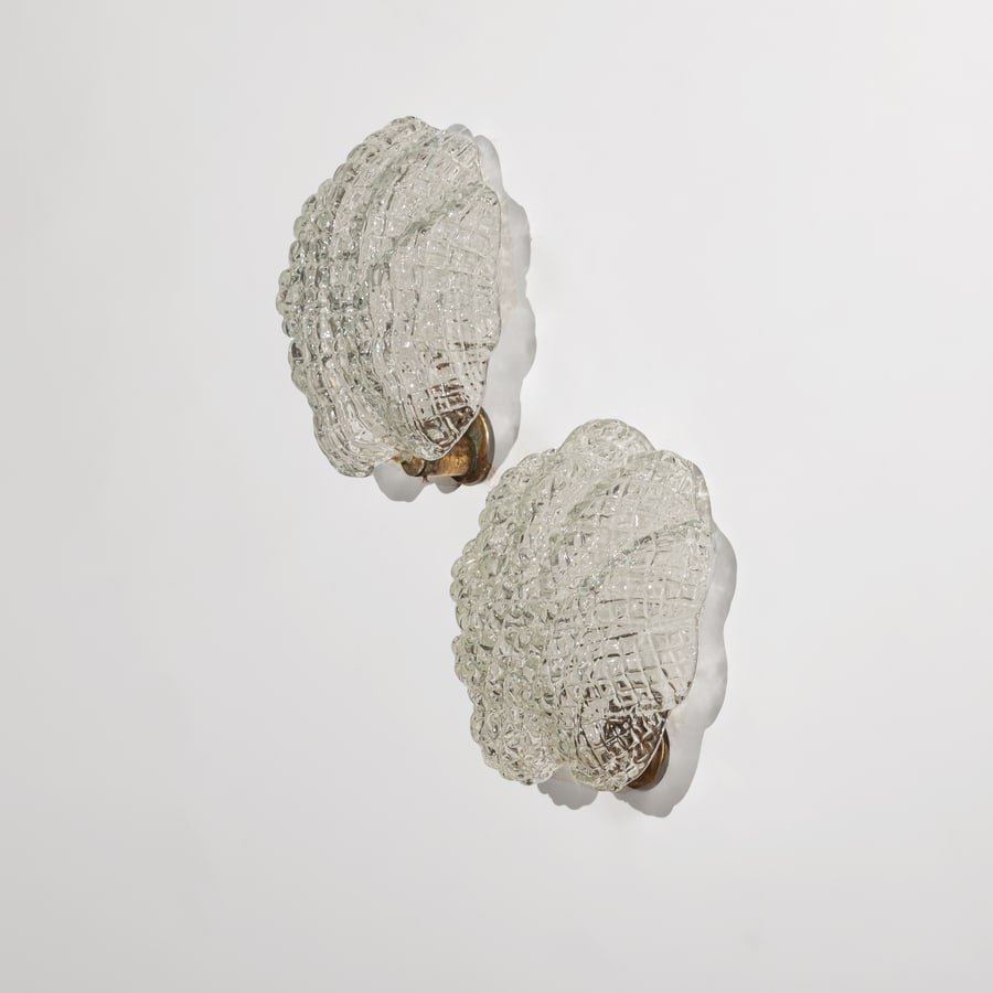 MANIFATTURA MURANESE: Coppia di lampade da parete. Ottone, vetro stampato lavorato a caldo. Murano anni '50. cm 25x22x10,5 A PAIR OF MURANO GLASS WALL LIGHTS Buone condizioni generali. Piccole righe, leggeri graffi,