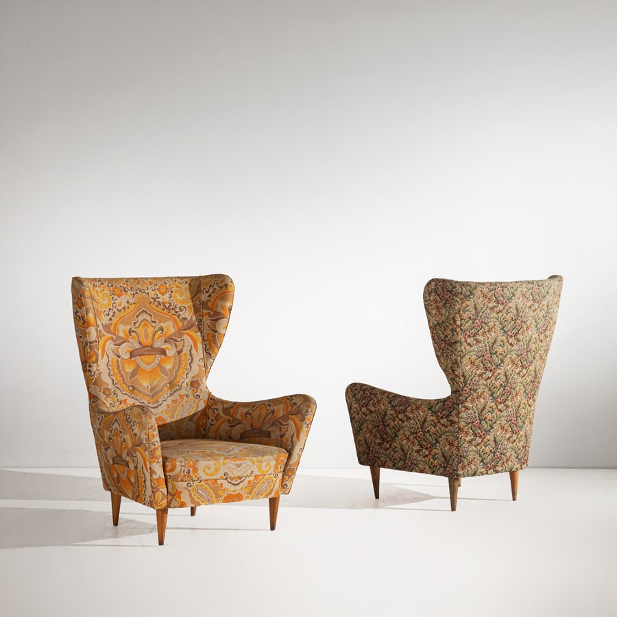 MANIFATTURA ITALIANA: Coppia di poltrone. Legno tornito, tessuto imbottito. Italia anni '50 cm 97x74x60 A PAIR OF ITALIAN ARMCHAIRS Buone condizioni generali. Piccole righe, leggeri graffi, normali segni dovuti all'uso