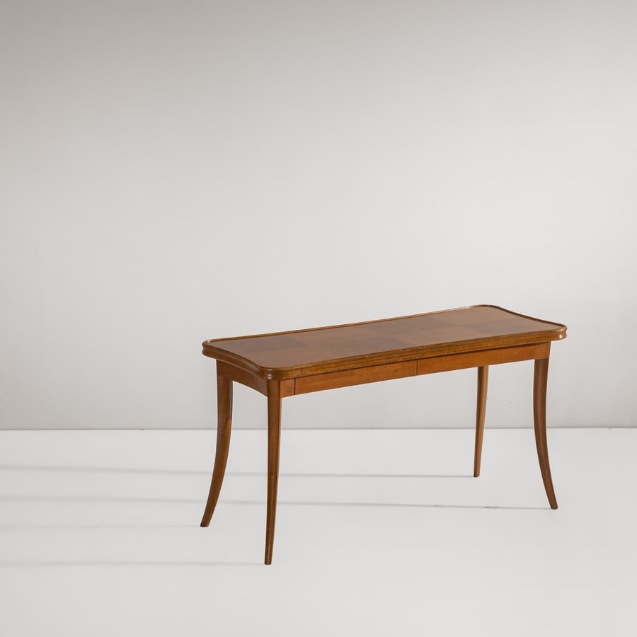 MANIFATTURA ITALIANA: Scrittoio. Legno di noce chiaro. Italia anni '50. cm 70x127x50 ca AN ITALIAN SMALL DESK Buone condizioni generali. Piccole righe, leggeri graffi, normali segni dovuti all'uso quotidiano. Vernice