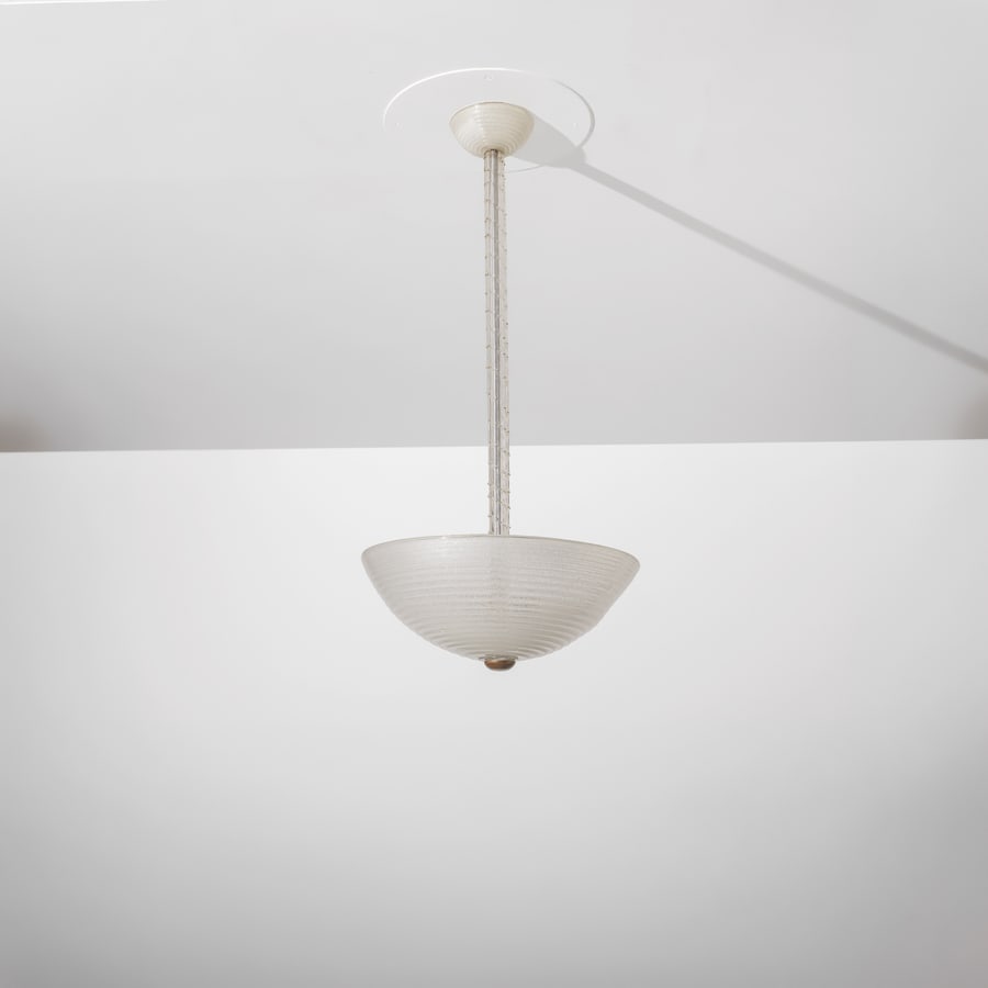 BAROVIER: Lampada a sospensione. Ottone vetro lavorato a caldo Murano, Italia anni '40. cm 98x45x45 A CEILING LAMP BY BAROVIER Buone condizioni generali. Piccole righe, leggeri graffi, normali segni di usura.