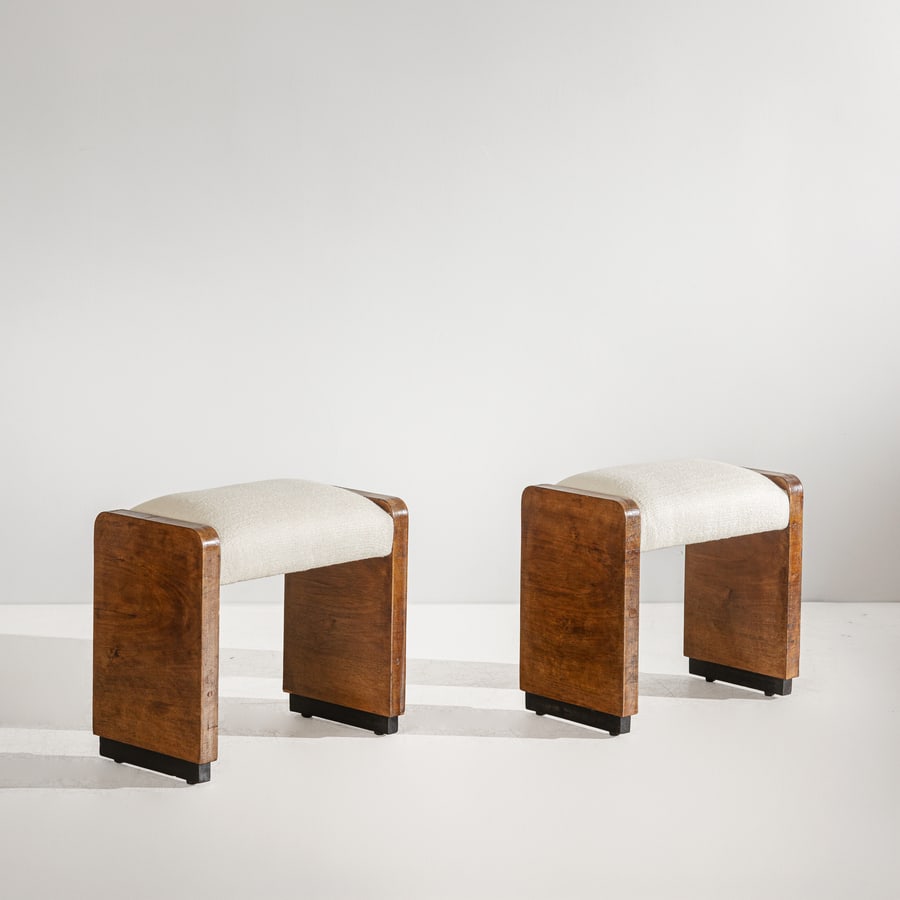 MANIFATTURA ITALIANA: Coppia di sgabelli. Legno rivestito in legno di noce, legno ebanizzato, tessuto imbottito. Italia anni '30. cm 50x53,5x32 A PAIR OF ITALIAN OTTOMANS Buone condizioni generali. Piccole righe, leggeri