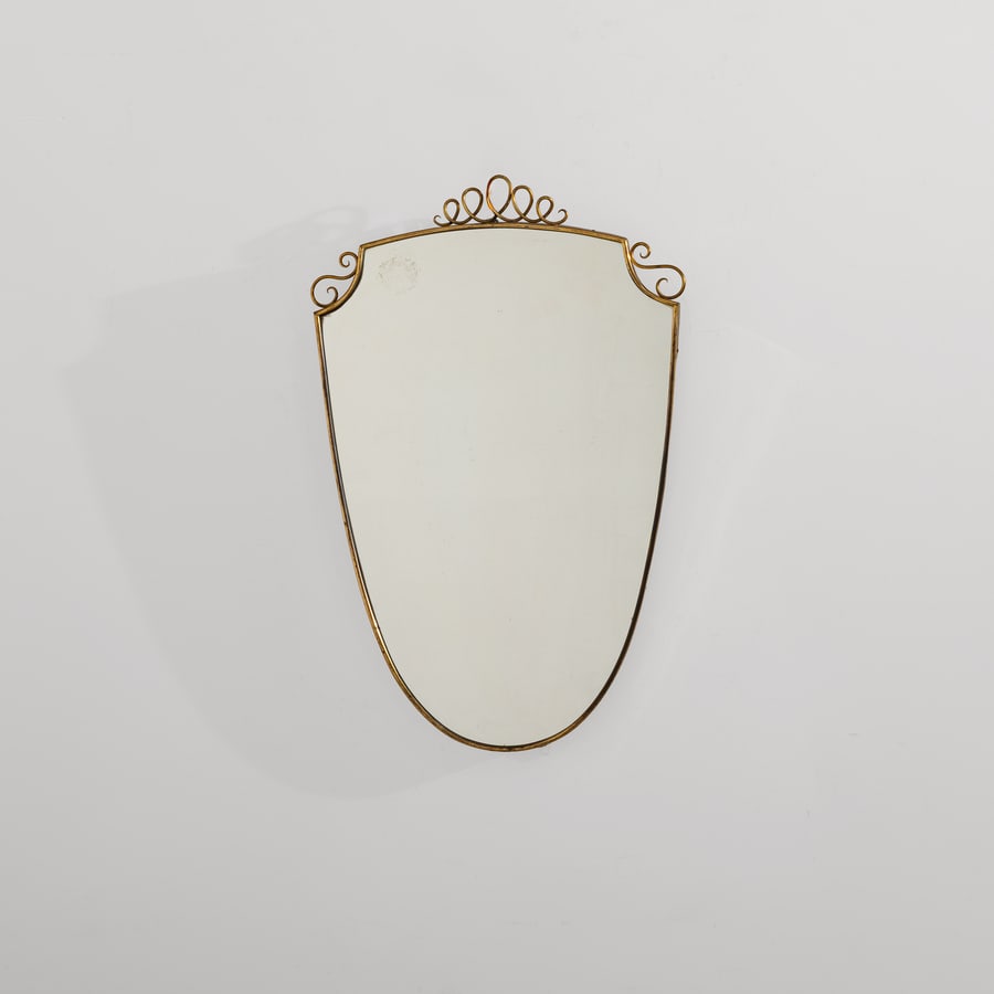 MANIFATTURA ITALIANA: Specchio. Legno, ottone, cristallo specchiato. Italia anni '50 cm 71x46 AN ITALIAN MIRROR Buone condizioni generali. Piccole righe, leggeri graffi, normali segni di usura. Piccole mancanze