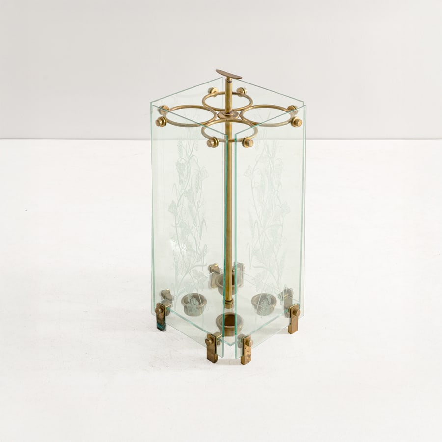 LUIGI FONTANA (ATTRIB. A): Porta ombrelli. Ottone, cristallo molato e parzialmente sabbiato. Italia anni '40. cm 80x37x37 AN UMBRELLA STAND ATTRIBUTED TO L. FONTANA Buone condizioni generali. Piccole righe, leggeri graffi,