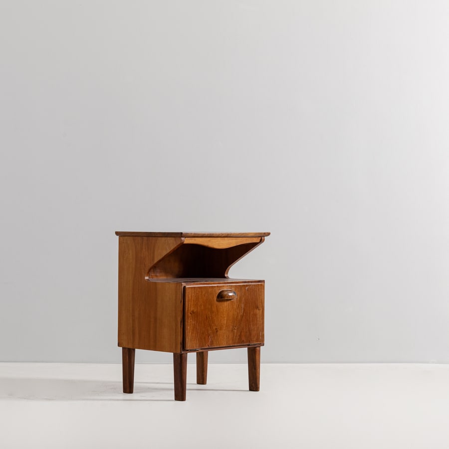 MARIO CERGHINI: Comodino con piano estraibile. Legno di noce. Italia anni '40. cm 69,5x52x42 A NIGHT STAND BY M. CERGHINI Buone condizioni generali. Piccole righe, leggeri graffi, normali segni dovuti all'uso
