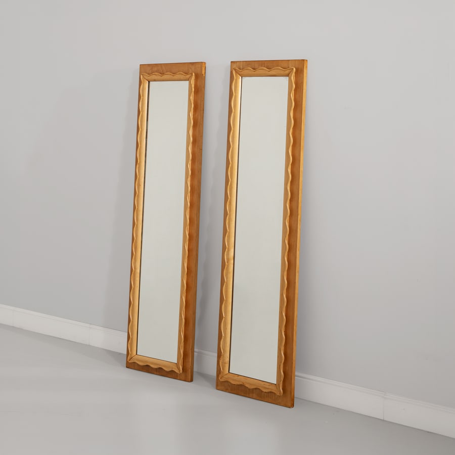 MANIFATTURA ITALIANA: Coppia di specchiere. Legno di acero, multistrato, vetro specchiato. Italia, anni '50. cm 164x44x6 A PAIR OF ITALIAN MIRRORS Buone condizioni. Segni del tempo come piccoli graffi , ammaccature,