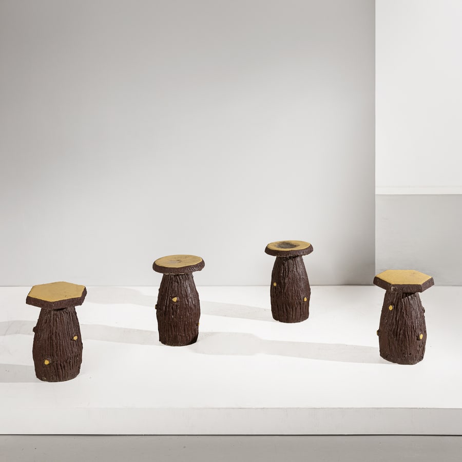 MANIFATTURA ITALIANA: Quattro sgabelli. Cemento verniciato. Italia anni '70. cm 56x37x37; cm 53x35x37 ca. FOUR ITALIAN STOOLS Buone condizioni generali. Piccole righe, leggeri graffi, normali segni di usura. Piccole