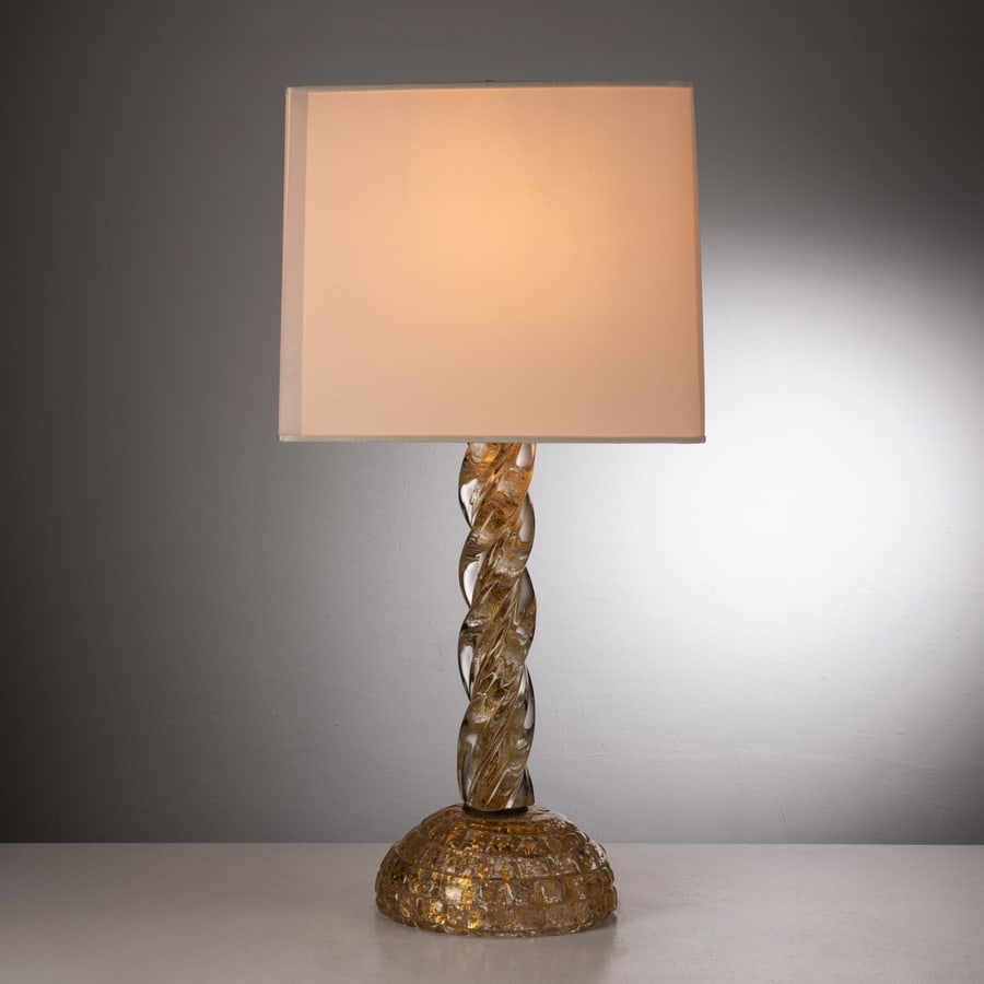 SEGUSO: Lampada da tavolo. Vetro massiccio lavorato a caldo e lumeggiato oro. Produzione Seguso Vetri d'Arte anni '50. cm 83x26x26 ca. A TABLE LAMP BY SEGUSO Condizioni molto buone. Righe, segni di usura,