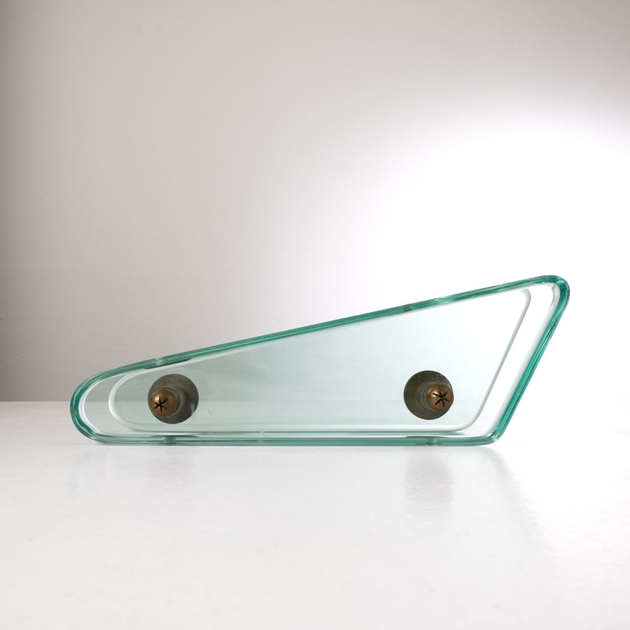 MANIFATTURA ITALIANA: Grande maniglia da porta. Cristallo molato, ottone. Italia anni '50. cm 34x12x10 AN ITALIAN DOOR HANDLE Condizioni molto buone. Righe, segni di usura. Lieve ossidazione. Possibili trascurabili