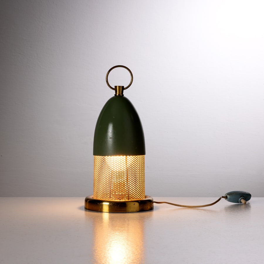 STILNOVO: Lampada da tavolo. Metallo verniciato, ottone. Italia anni '50, decalcomania del produttore. cm 23x10,5x10,5 A TABLE LAMP BY STILNOVO Condizioni molto buone. Righe, graffi aloni, piccole mancanze,