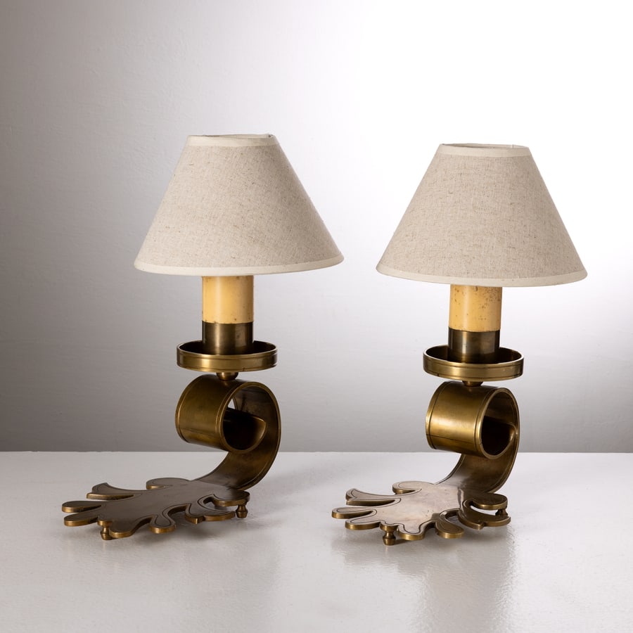 MANIFATTURA ITALIANA: Due bugie. Ottone patinato, metallo, tessuto, cartone pressato. Italia anni '60 con paralume cm 36x16x24 A PAIR OF ITALIAN CHAMBER LAMPS Buone condizioni. Segni di usura, piccole righe, lieve
