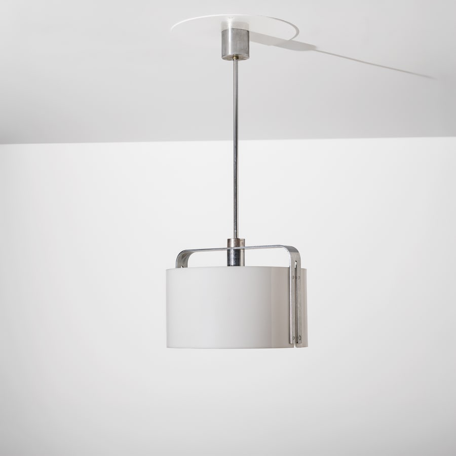 JACQUES QUINET: Lampada a sospensione. Metallo cromato, metacrilato opalino, material plastico. Francia, anni '70. cm 93,5x40x40 A CEILING LAMP BY J. QUINET Buone condizioni generali. Piccole righe, leggeri graffi,