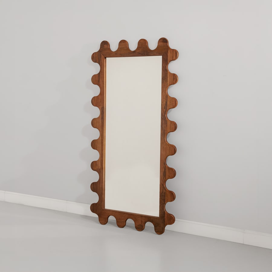 MANIFATTURA ITALIANA: Specchio. Legno, cristallo specchiato. Italia anni '70 cm 173x91x3 AN ITALIAN MIRROR Buone condizioni generali. Piccole righe, leggeri graffi, normali segni di usura.