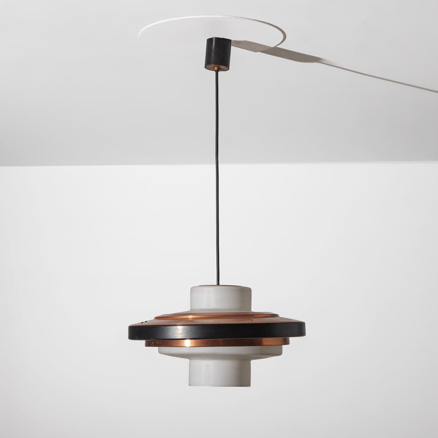 STILNOVO: Lampada a sospensione. Vetro opalino satinato, rame, alluminio verniciato. Produzione Stilnovo anni '60. cm 85x42 ca A CEILING LAMP BY STILNOVO Buone condizioni. Piccole righe, normali segni di