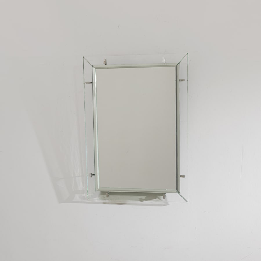 FONTANA ARTE (ATTRIB. A): Specchio. Legno, metallo cromato, cristallo molato, cristallo specchiato. Italia anni '60. cm 81x60x5 A MIRROR ATTRIBUTED TO FONTANA ARTE Buone condizioni generali. Piccole righe, leggeri graffi, norm