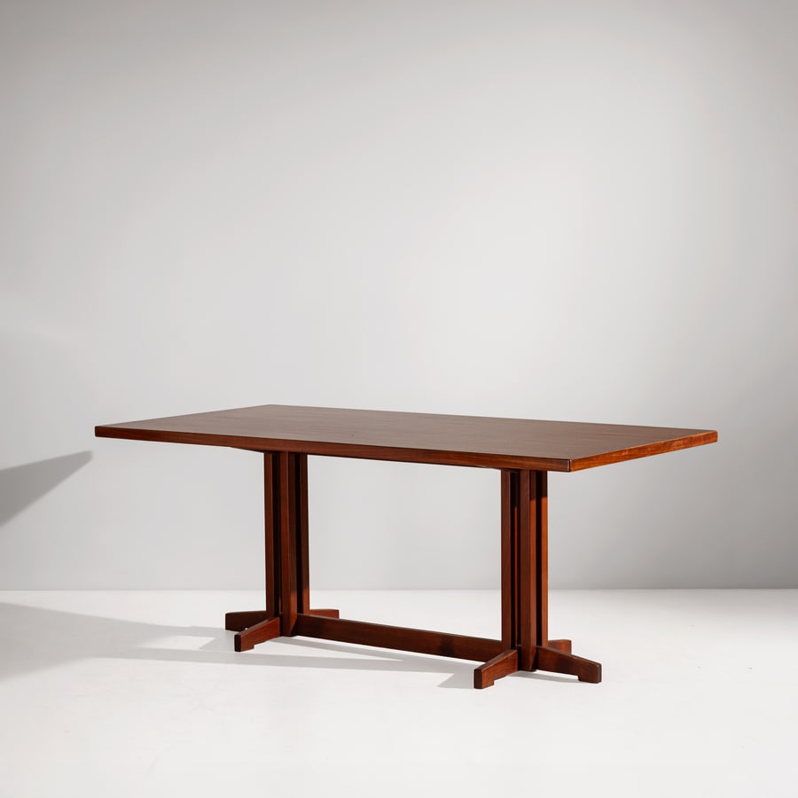 ILMARI TAPIOVAARA: Tavolo. Legno di teak, multistrato. Produzione La Permanente Mobili Cantù anni '60. cm 75x184x92 A TABLE BY I. TAPIOVAARA Buone condizioni generali. Piccole righe, leggeri graffi, normali segni d