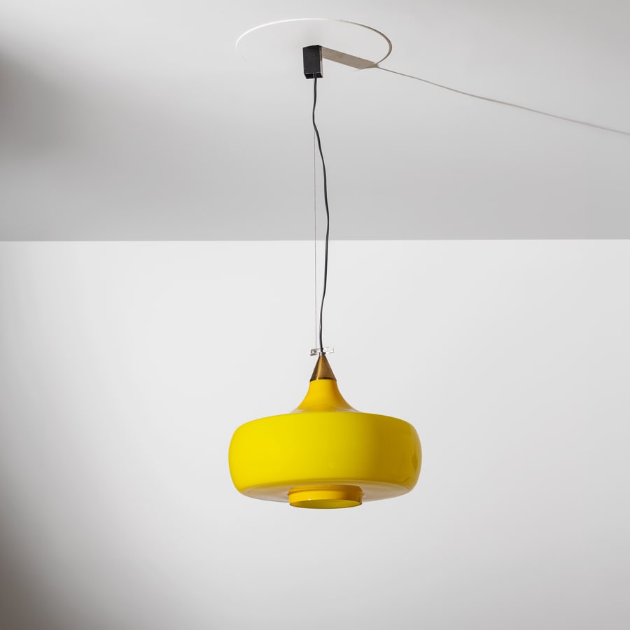 ALESSANDRO PIANON: Lampada a sospensione. Metallo, cavo d'acciaio, ottone, vetro colorato incamiciato. Produzione Vistosi, anni '60. Diffusore cm 32x diametro cm 42 A CIELING LAMP BY A. PIANON Cfr.: Domus 365, aprile