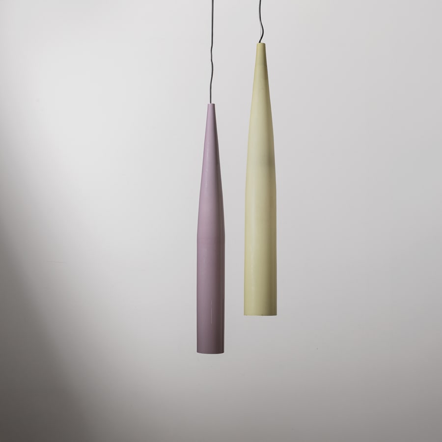 ALESSANDRO PIANON: Due lampada a sospensione. Metallo, cavo d'acciaio, ottone, vetro colorato incamiciato. Produzione Vistosi, anni '60. Diffusore125 cm Ø 12 cm TWO CIELING LAMPS BY A. PIANON Cfr.: Domus 365,